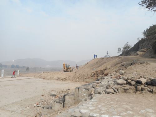 En peligro inminente para su integridad se encuentran decenas de invasores que continúan instalándose de manera ilegal en las partes altas de los asentamientos humanos del Rímac, consideradas zonas de alto riesgo ante la ocurrencia de desastres, advirtió hoy el alcalde del Rímac, Enrique Peramás.