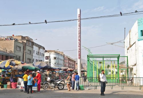 Alrededor de 2,000 comerciantes minoristas continúan ocupando calles que rodean el Parque del Migrante, construido sobre lo que fue el antiguo mercado mayorista de La Parada. ANDINA/Oscar Farje