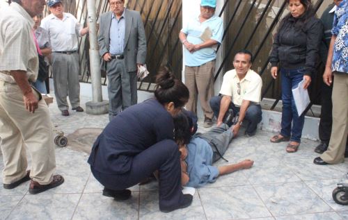Esteban Cerna sufrió de un paro cardíaco mientras hacía su cola para cobrar la devolución de sus aportes  al Fonavi en Chimbote. ANDINA