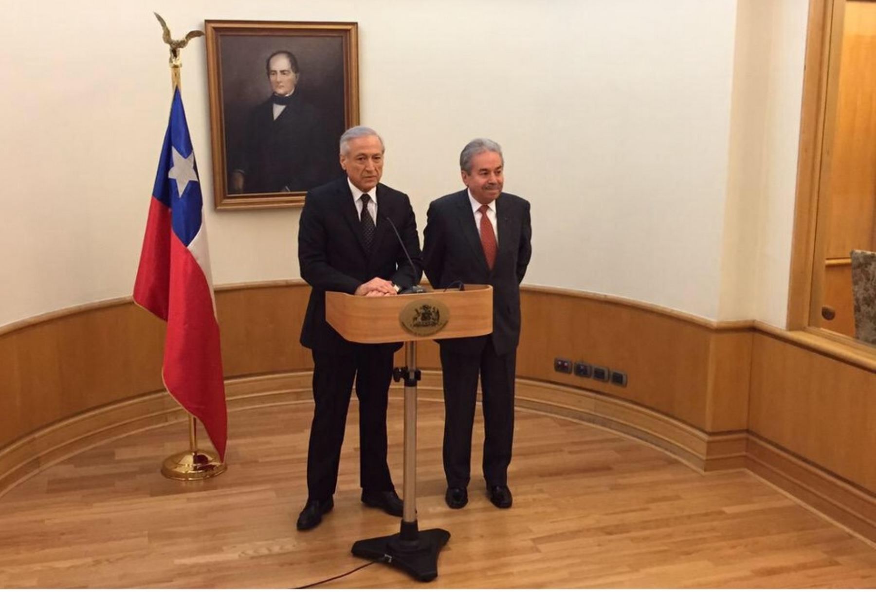 Canciller de Chile, Heraldo Muñoz, se reunió con el embajador del Perú en Santiago, Fernando Rojas.