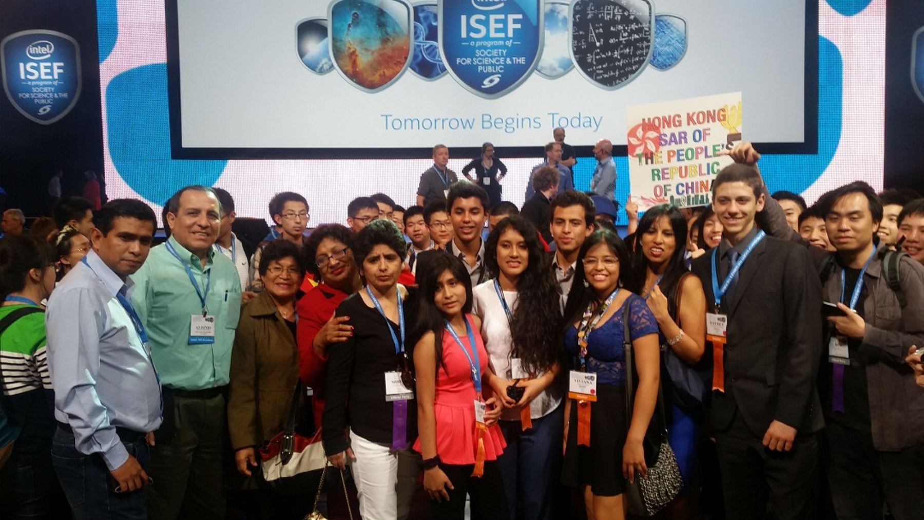 Estudiantes peruanos acompañados de sus tutores, quienes participaron en la feria Intel ISEF 2015 considerada la más importante del mundo.