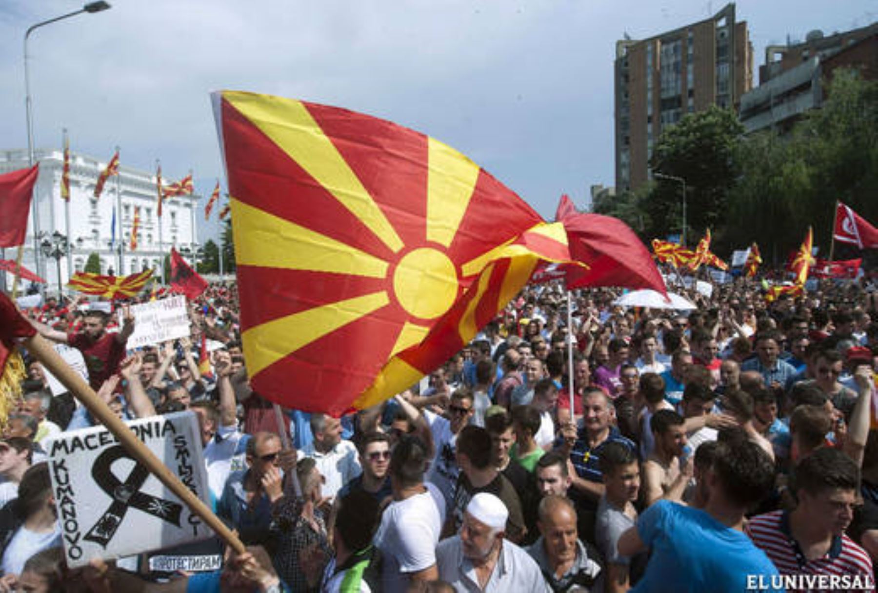 Miles de personas salen a las calles de Macedonia a pedir dimision del primer ministro. AFP