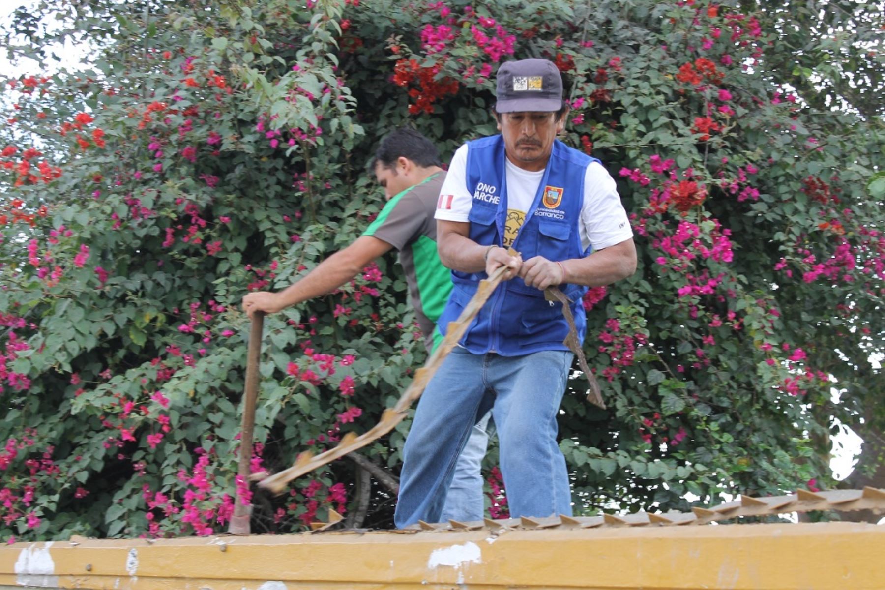 Personal del Municipio de Barranco retira peligrosas púas colocadas en escaleras de parques que amenazaban la vida de vecinos y peatones.