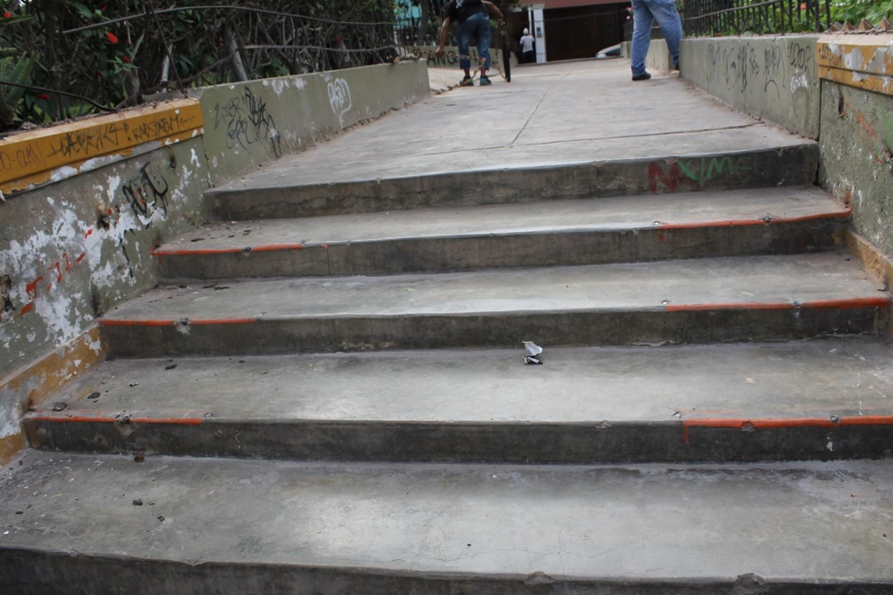 Personal del Municipio de Barranco retira peligrosas púas colocadas en escaleras de parques que amenazaban la vida de vecinos y peatones.
