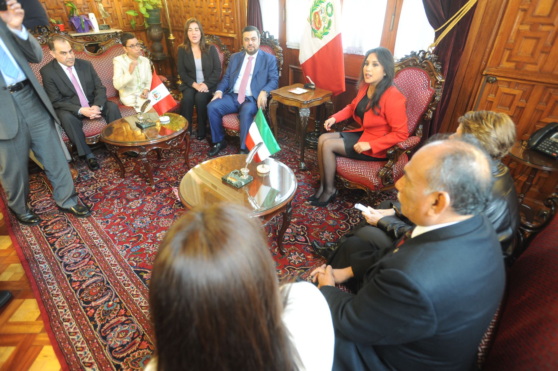 Presidenta del Congreso, Ana maría Solórzano, recibe a delegación de parlamentarios de Kuwait.