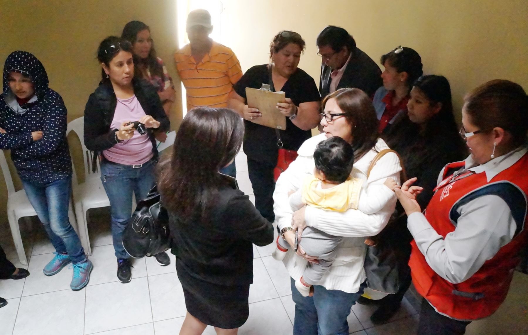 Viceministra de la Mujer, Ana María Mendieta, visitó a las mujeres y niños desplazados del valle del Tambo en el albergue de Arequipa. Foto: ANDINA/Rocío Méndez.