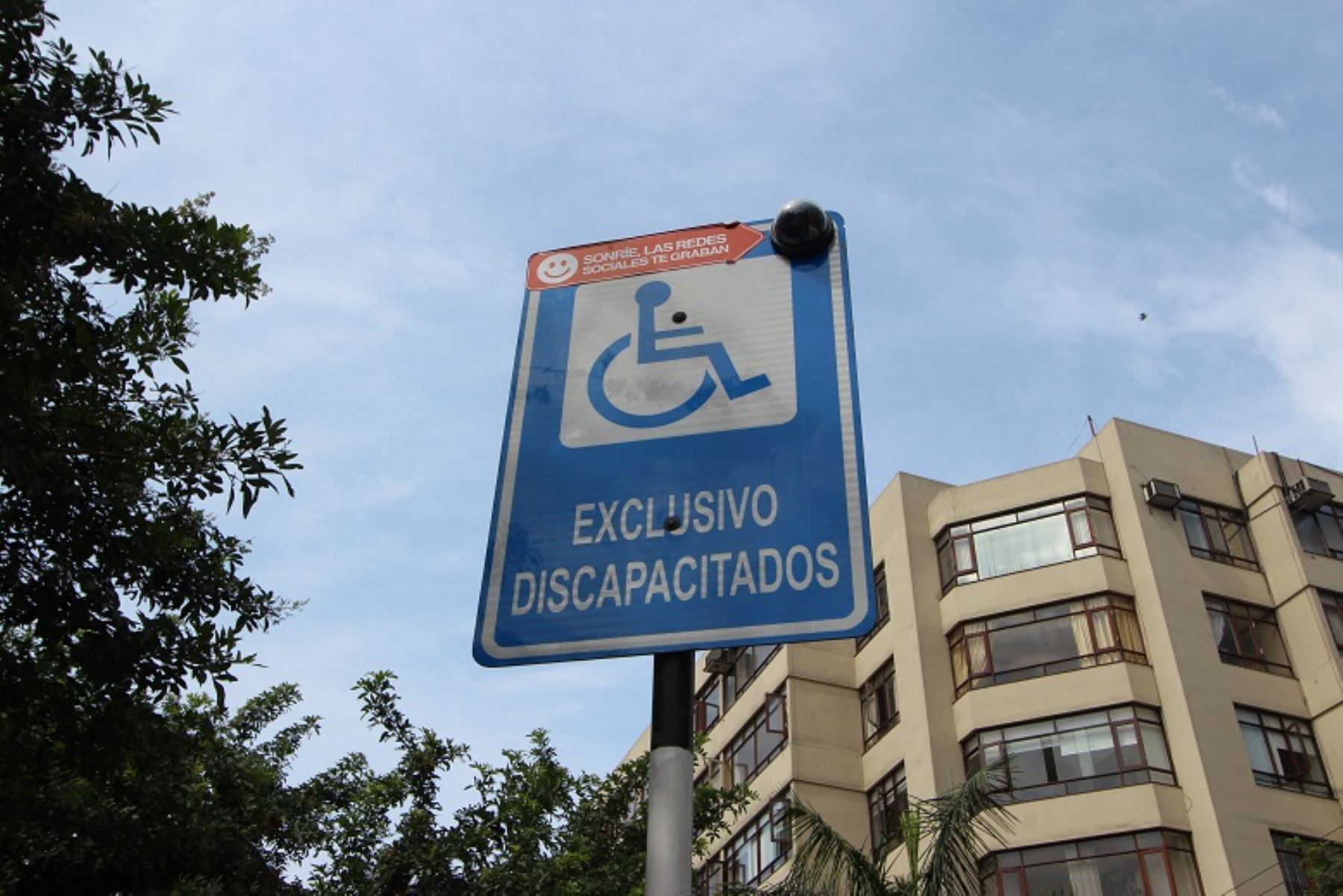 Señalización para estacionamientos exclusivos de personas con discapacidad en San Isidro.