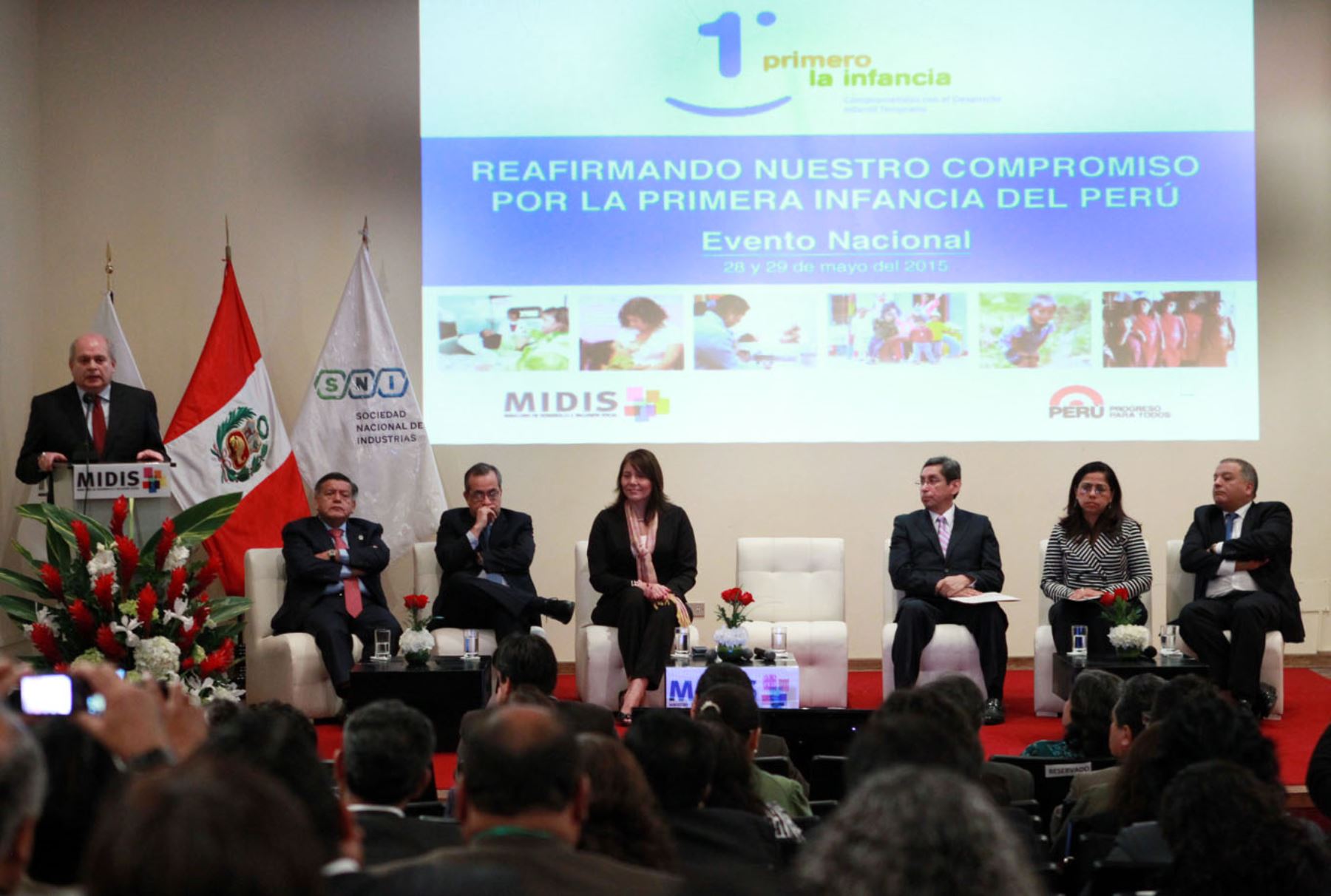 28/05/2015   LIMA PERÚ, MAYO 28. Ministros de Estado y autoridades regionales firman compromiso por el desarrollo infantil temprano. Foto: ANDINA/Melina Mejía.