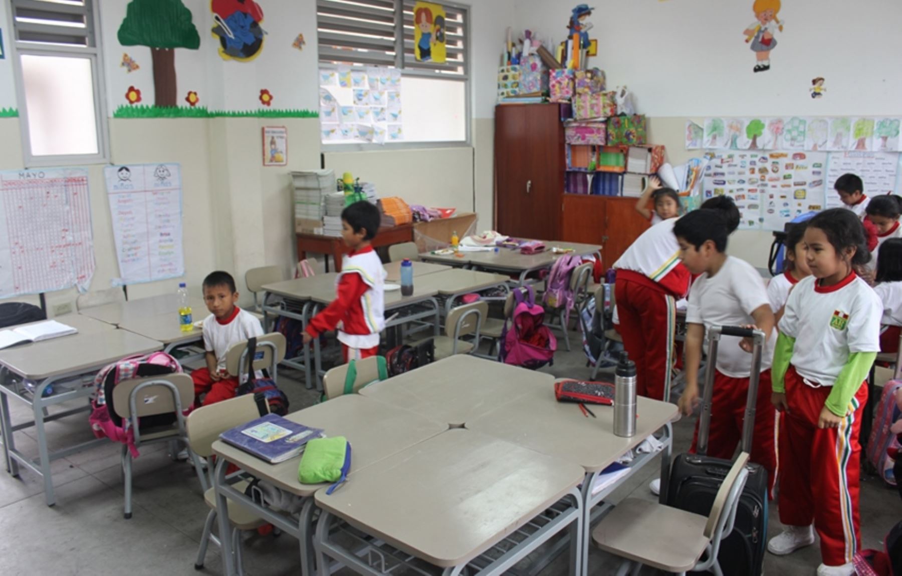 Escolares de Huacho y Huaral se benefician con la donación de mobiliario escolar.