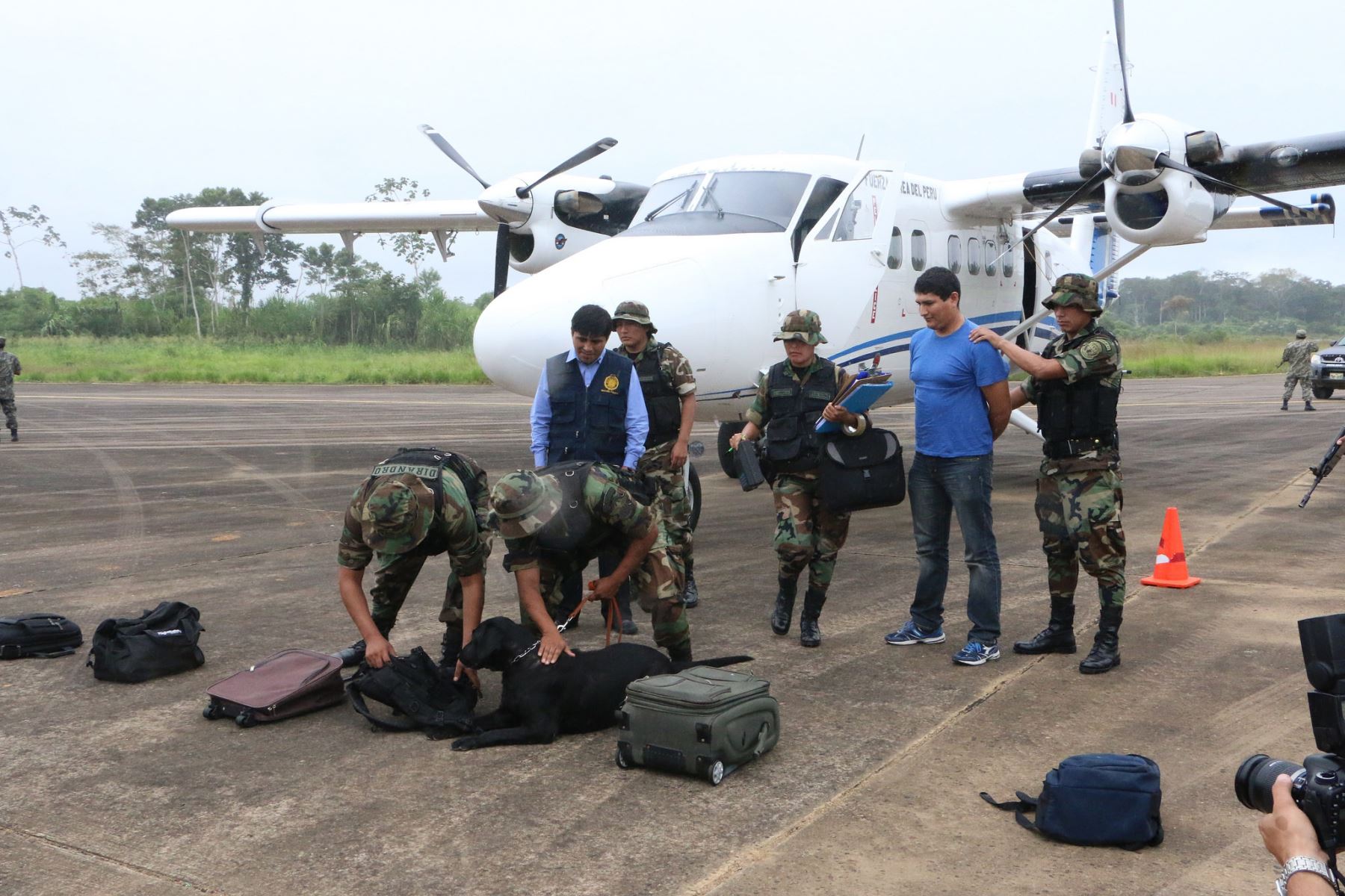 Ministro de Defensa, Jakke Valakivi, y Jefe de Devida, Alberto Otárola, inspeccionan instalación de radar en Madre de Dios