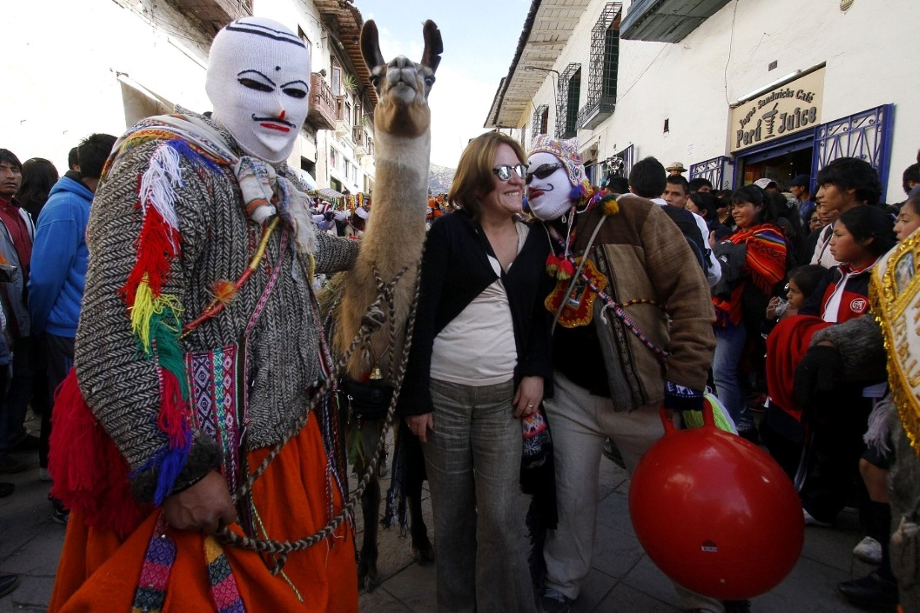 Turistas participan también de los actos que se realizan por la festividad del Corpus Christi en Cusco. ANDINA/Percy Hurtado