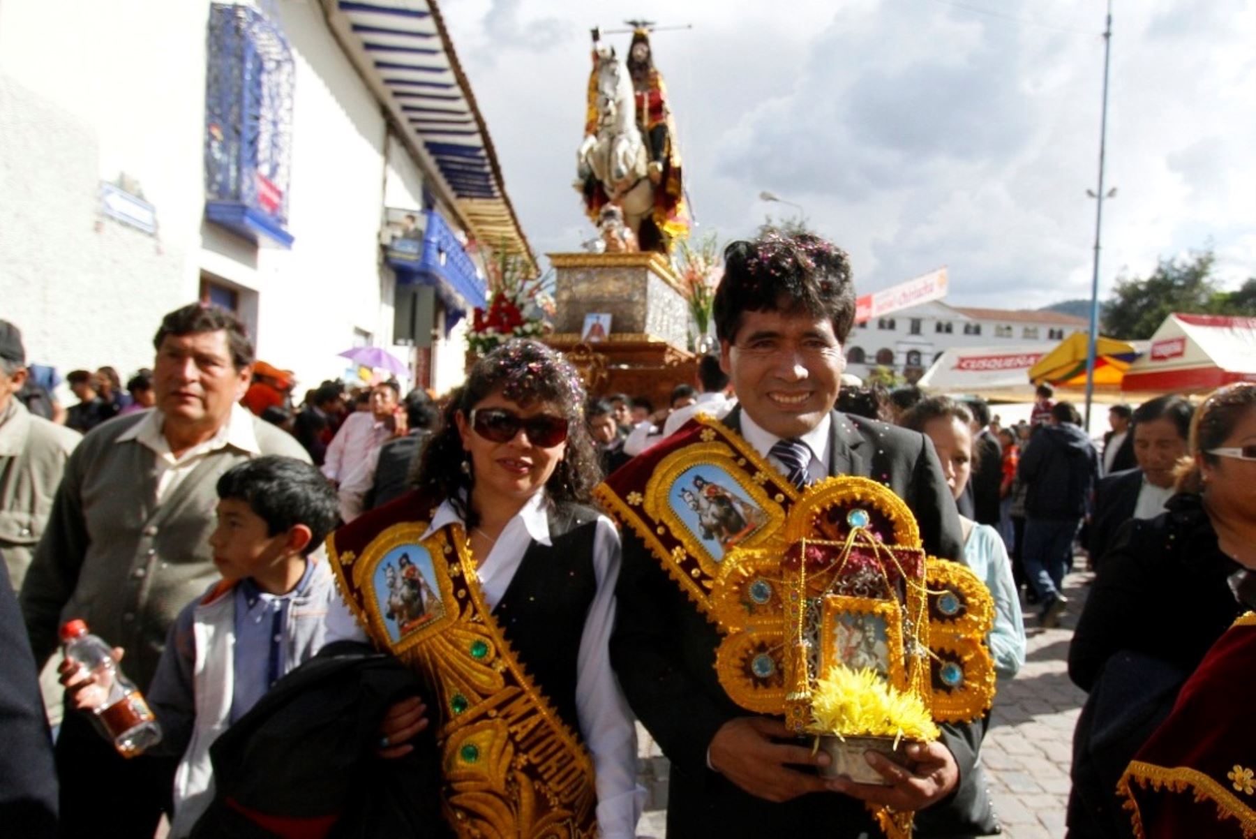 Miles de devotos acompañan a las imágenes de vírgenes y santos que participan del Corpus Christi en Cusco. ANDINA/Percy Hurtado