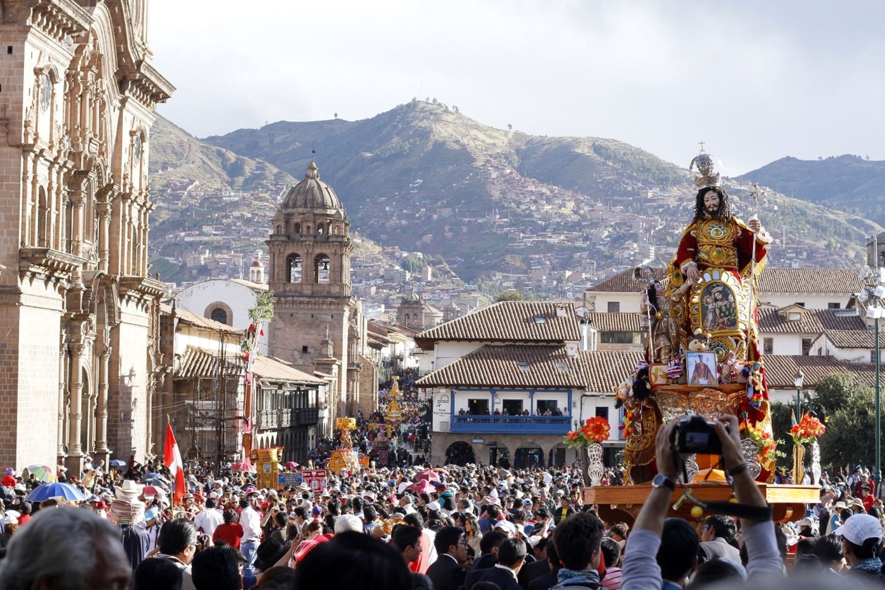 Miles de devotos acompañan a las imágenes de vírgenes y santos que participan del Corpus Christi en Cusco. ANDINA/Percy Hurtado