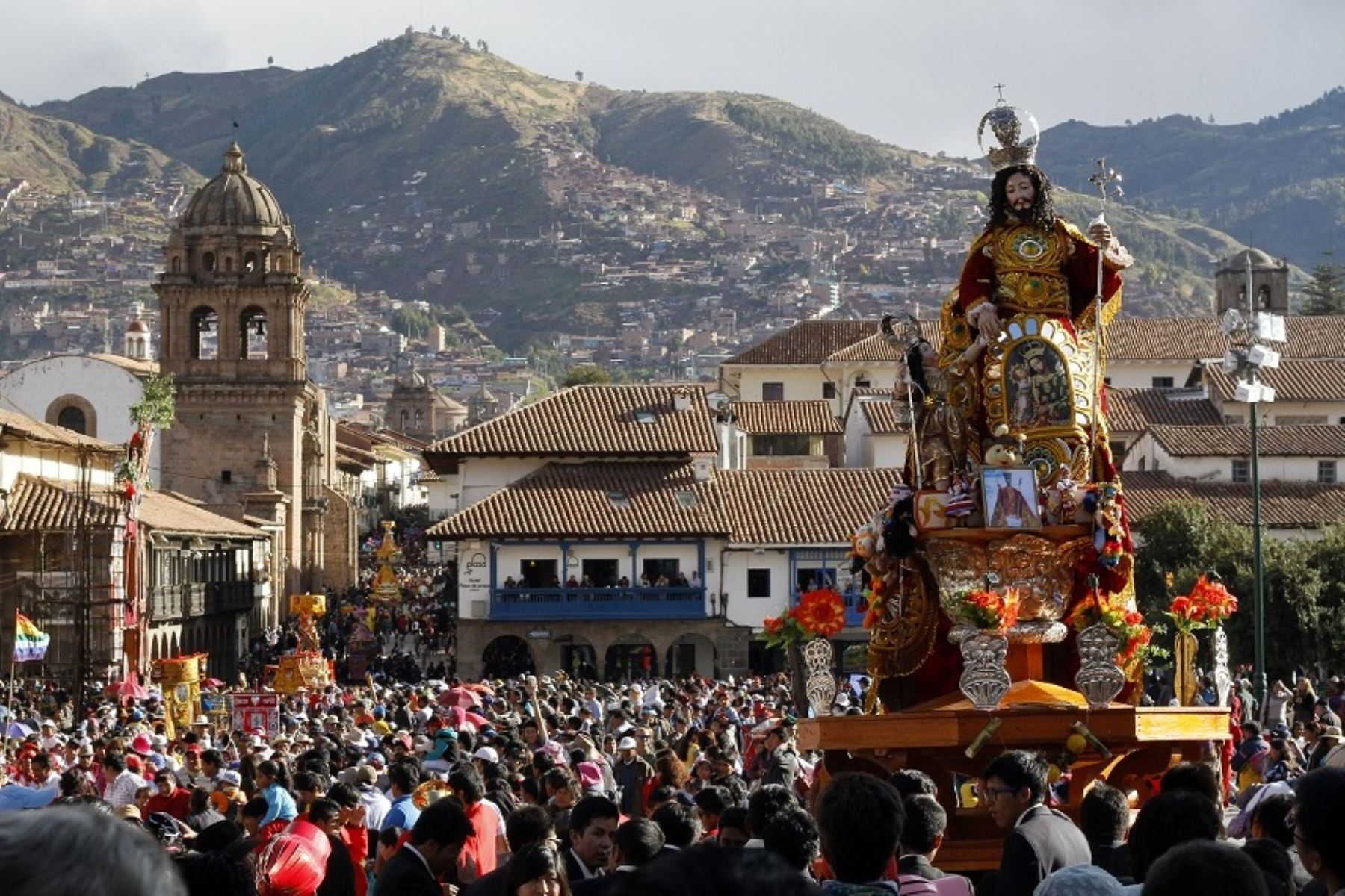 De San José se dice que es un celoso y que ordena al niño Jesús golpear con su cayado a otros santos. ANDINA