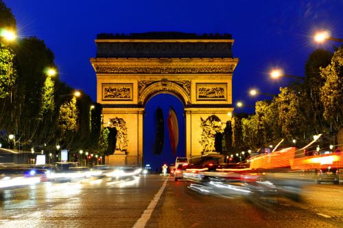 Paris se ha propuesto crear más espacios verdes para disminuir las temperaturas. /Medios