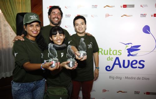 Integrantes de ‘Chichiriches’, el equipo ganador del VI Concurso de observación de aves que se realizó en Tambopata, Madre de Dios. ANDINA/Difusión