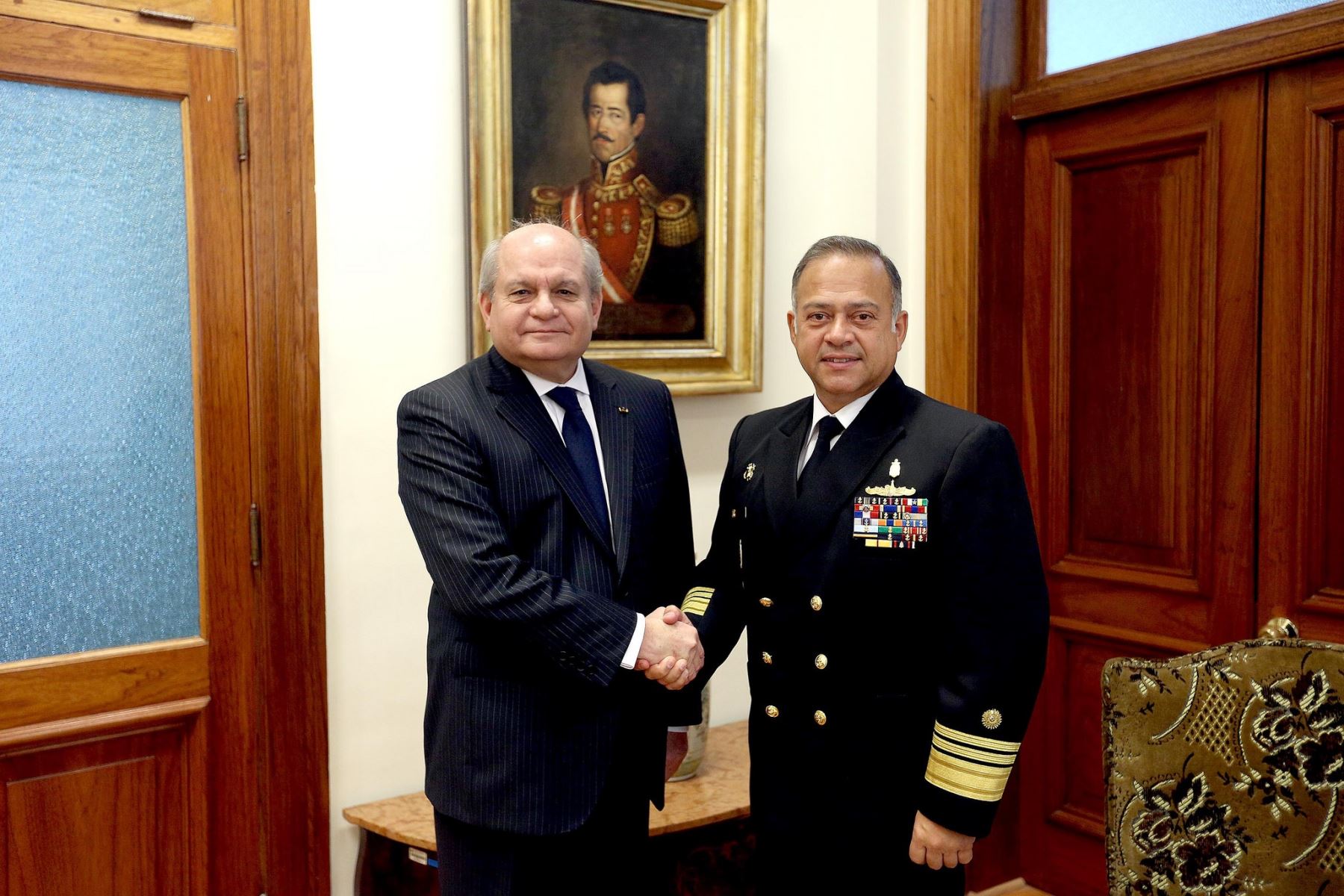 Jefe del Gabinete, Pedro Cateriano, recibió al vicealmirante Gonzalo Ríos, presidente de la JID.
