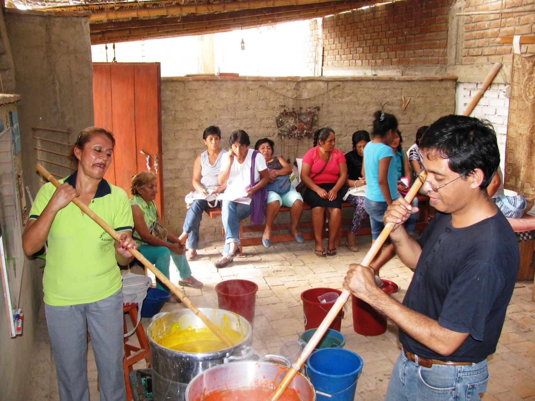 Capacitan a artesanos en técnicas de teñido natural en Lambayeque.