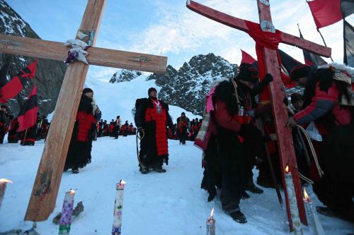 Luego de dos años de suspensión debido a la emergencia sanitaria por la covid-19, la festividad en honor al Señor de Qoyllur Riti o “Señor de la estrella de nieve” en castellano, volverá a reunir, del 26 de mayo al 26 de julio, a diversas comunidades quechuas, así como a devotos y turistas quienes se movilizarán en una desafiante peregrinación al nevado Colke Punku, localizado a 4,800 metros sobre el nivel del mar e integrante de la cordillera de Vilcanota, una de las más bellas del Perú y del mundo. ANDINA