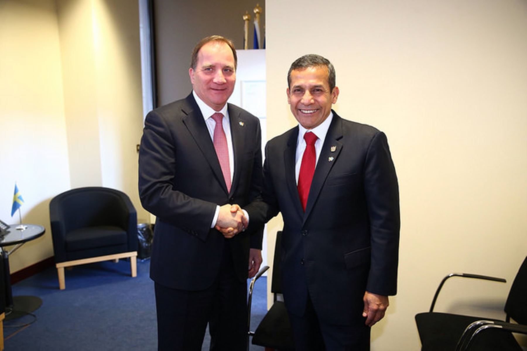 Primer Ministro de Suecia, Stefan Löfven saluda el Presidente Ollanta Humala durante encuentro. Foto: Presidencia.