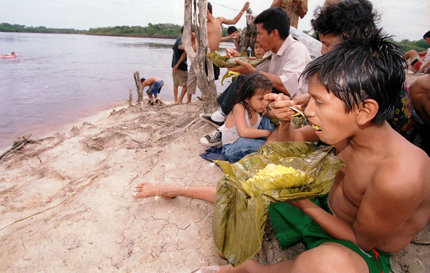 La actividad central de la fiesta empieza con el baño en el río. ANDINA/Archivo