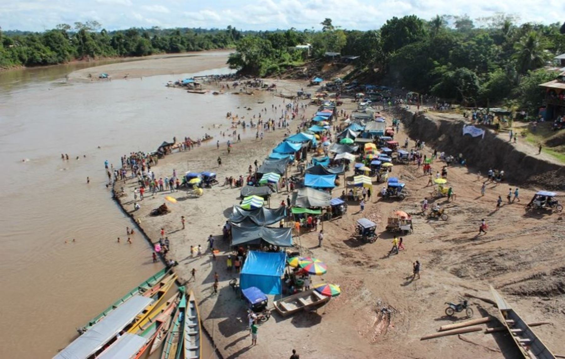 Decenas de pobladores y turistas se volcaron a la ribera del río Palcazu para ser "bautizados". ANDINA