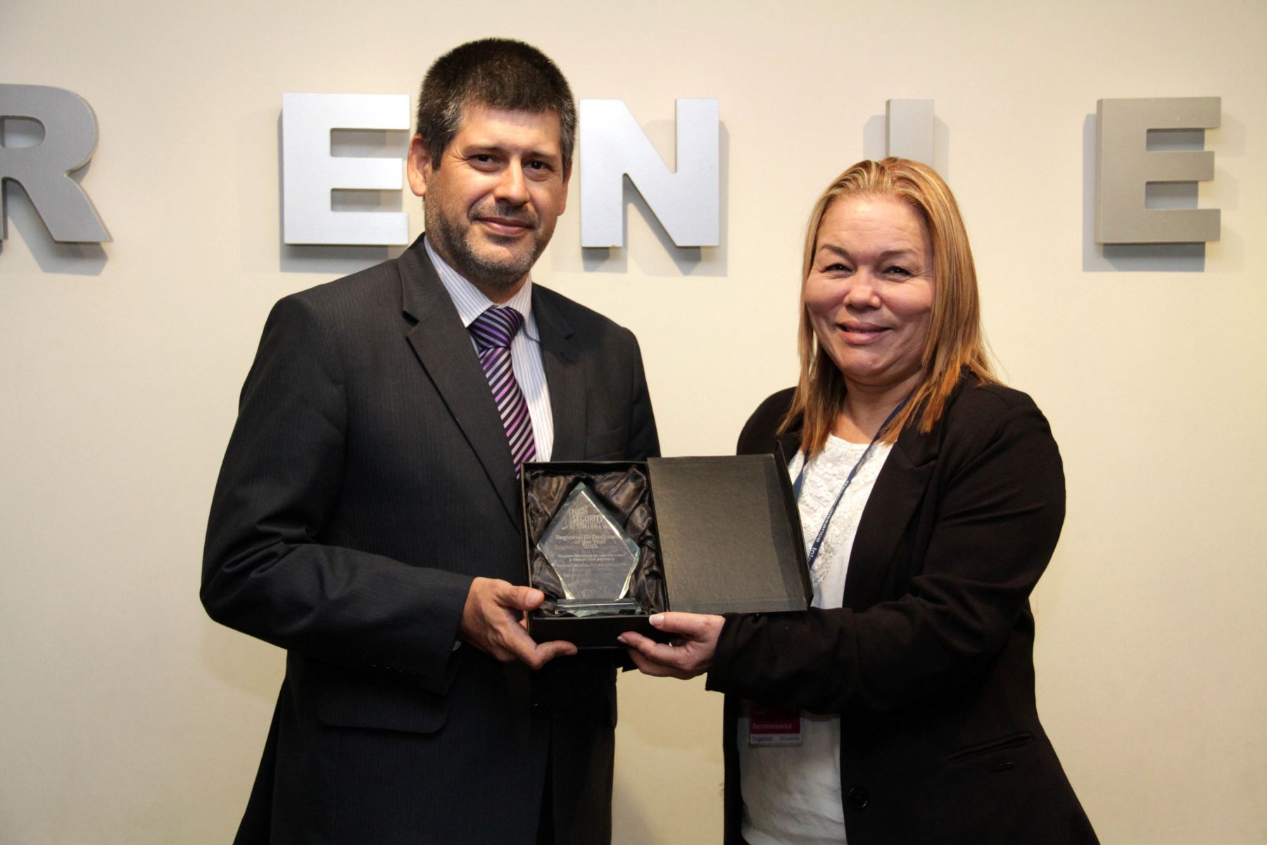 Gerente de Reniec, Ricardo Saavedra, recibiendo el premio. Foto: Difusión