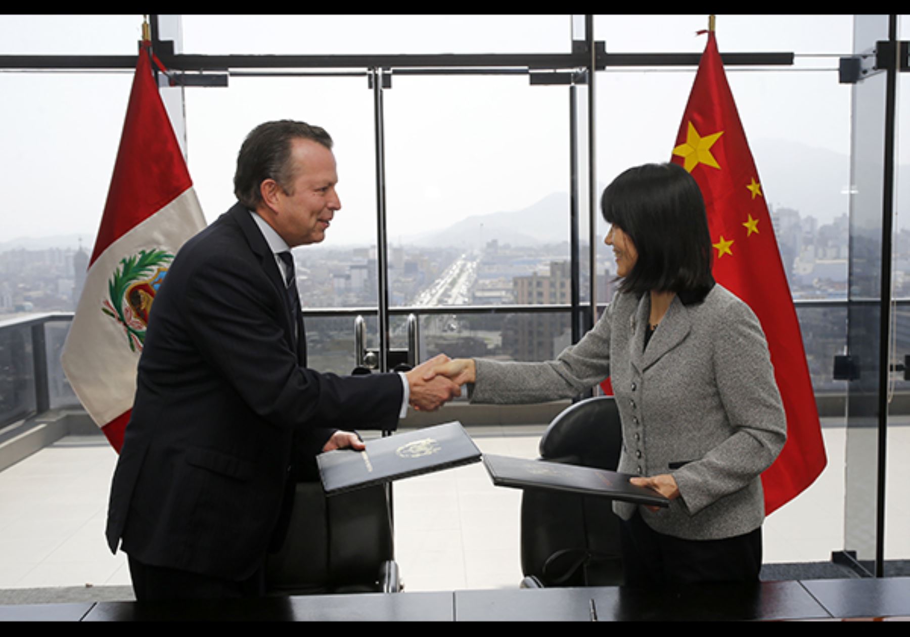 Firma de convenio de asistencia militar entre embajadora de China en Lima, Huang Minhui; y el ministro de Defensa del Perú, Jakke Valakivi.