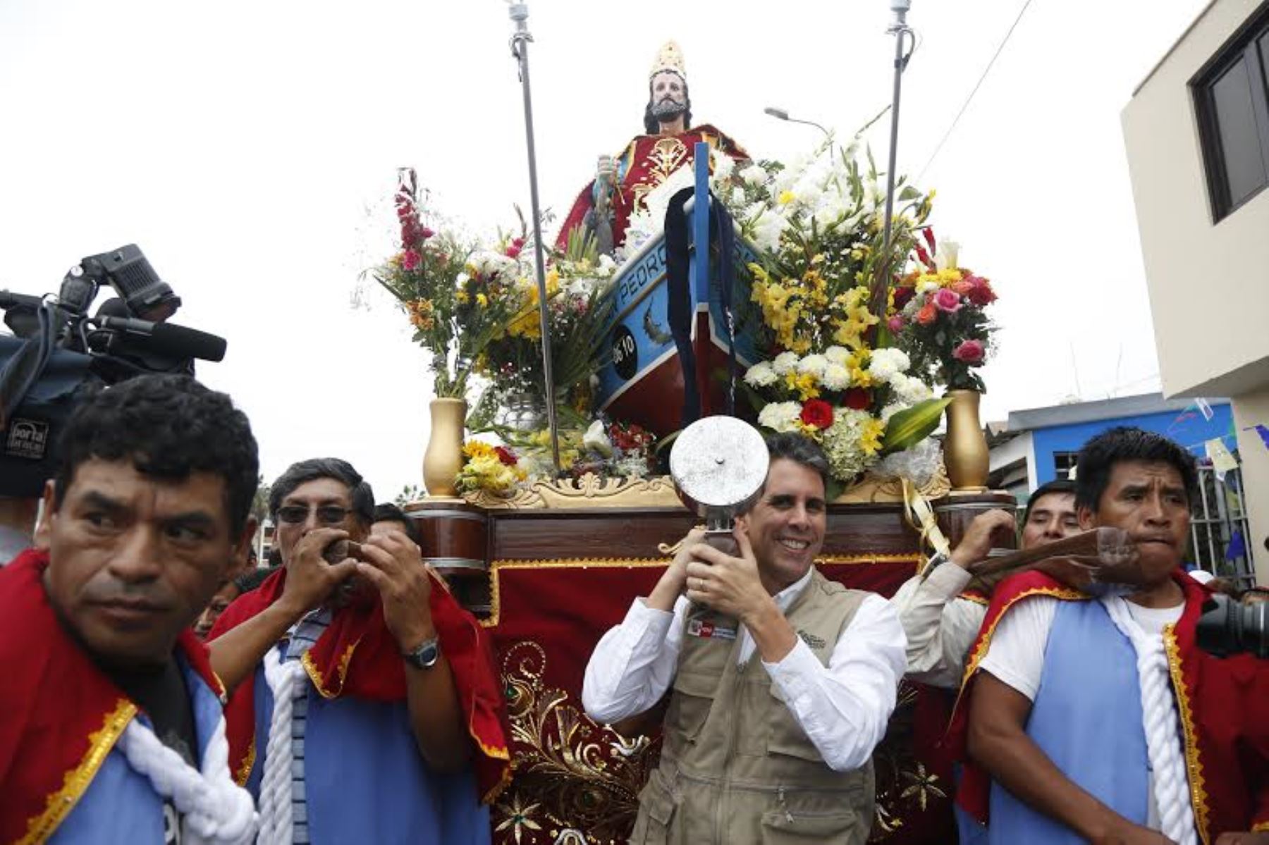 Ministro de la Producción alzó en hombros sagrada  imagen de San Pedro, en Pucusana
