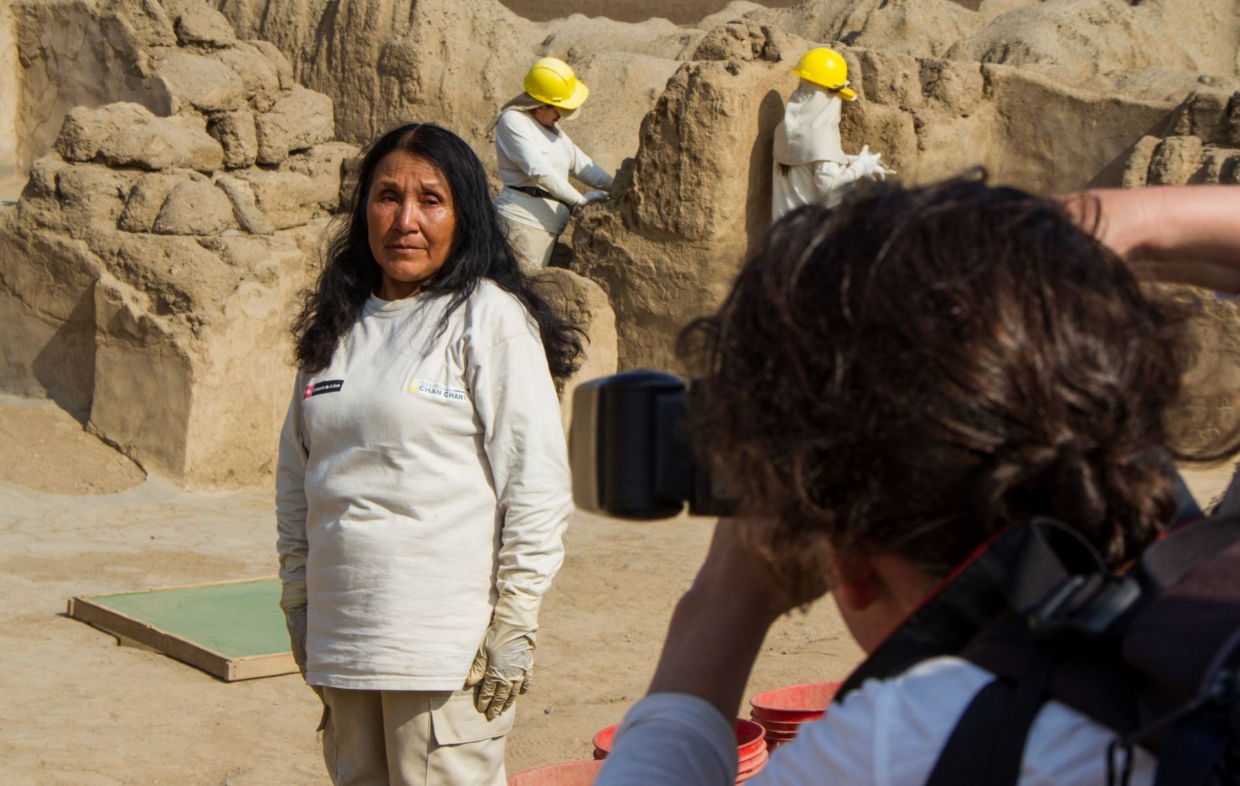 Periodistas alemanas visitan Chan Chan para registrar la historia de María Mendoza Chavarría, considerada por la Unesco una heroína del patrimonio.