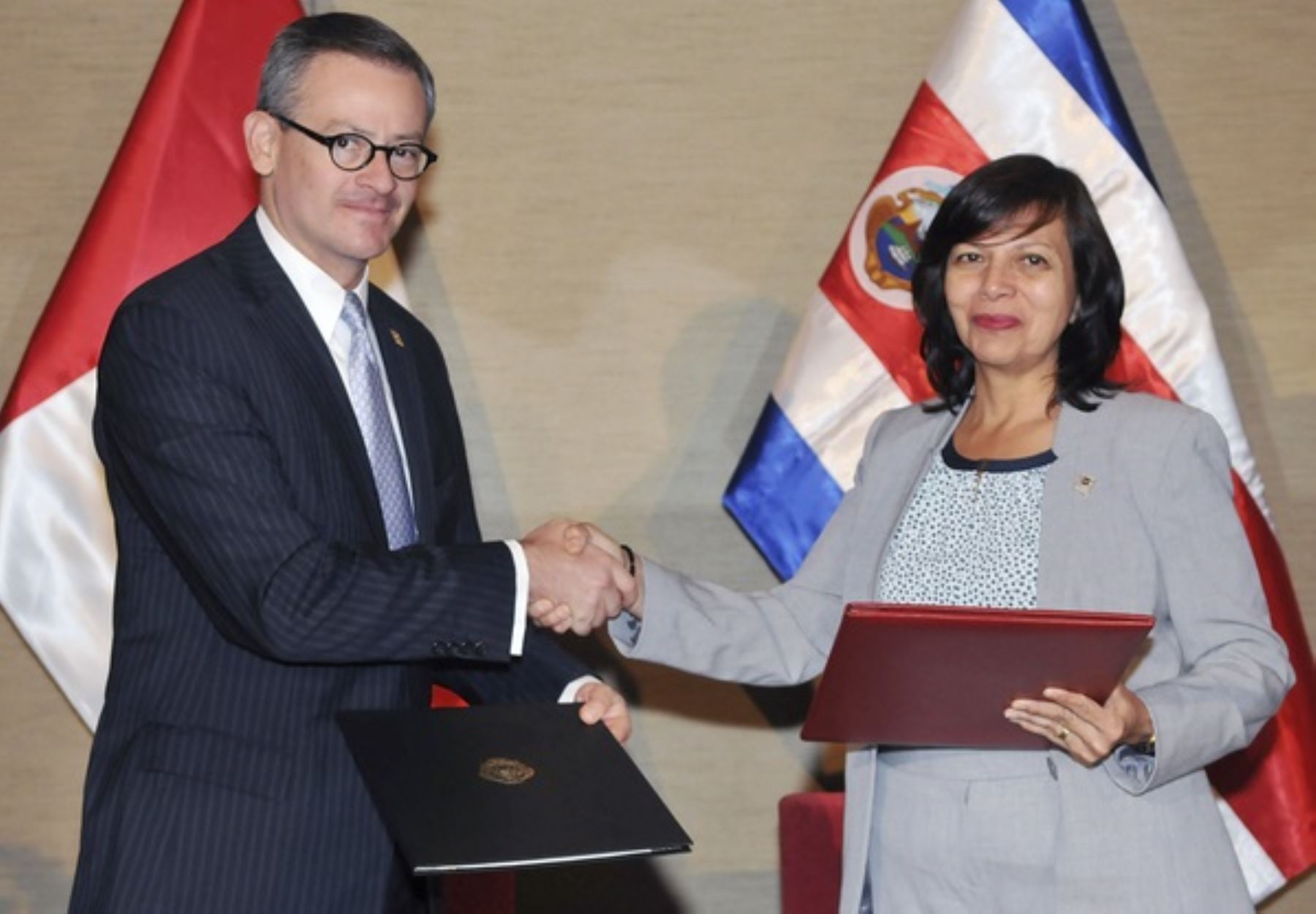 Cancilleres de Perú, Ana María Sánchez, y de Costa Rica, Manuel González, firmaron acuerdo de supresión de visas.