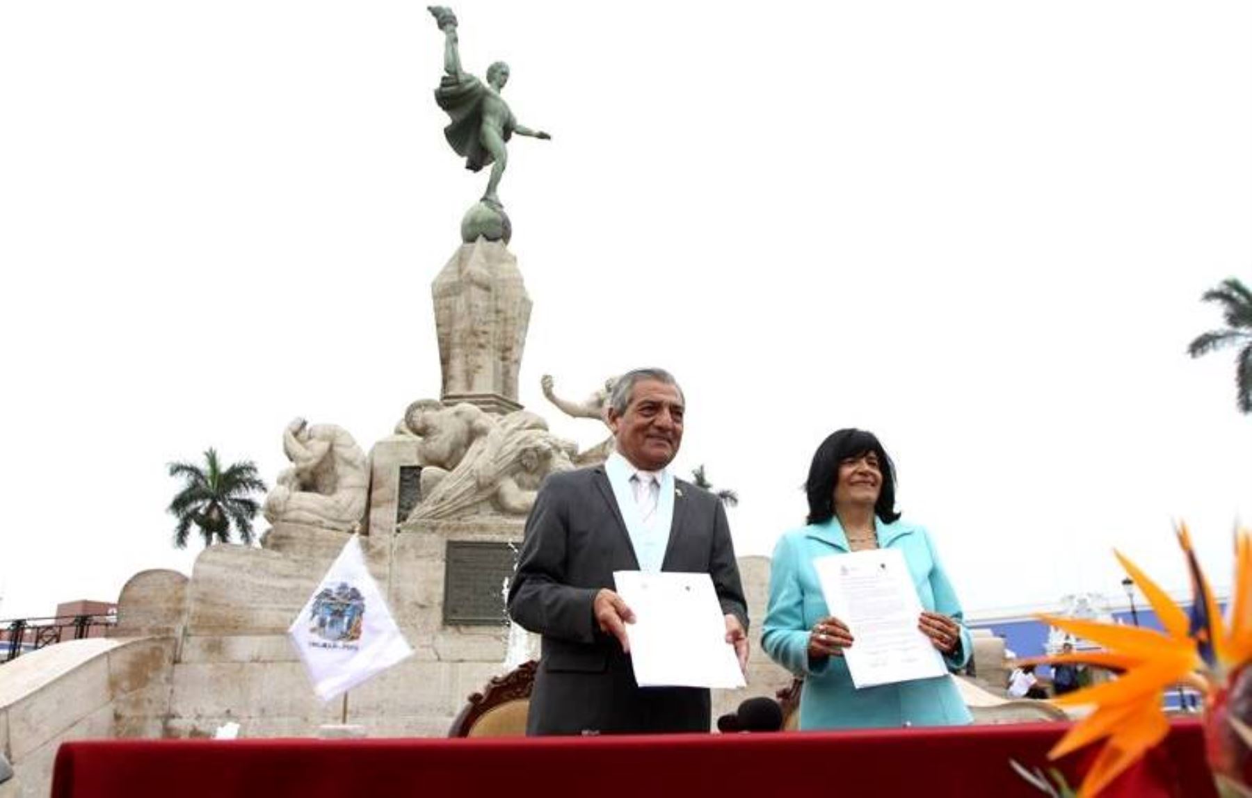 El alcalde de Trujillo, Elidio Espinoza, y la representante de la Unesco en el Perú, Magaly Robalino, firmaron convenio. Foto: ANDINA.