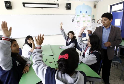 Freddy Ortiz Nishihara, especialista en temas educativos, recuerda que el maestro es pieza clave en toda sociedad porque forma la conciencia de los jóvenes.