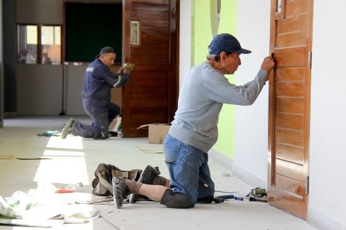 Un total de 54,847 colegios públicos de todo el país recibirá 417 millones 729,978 soles para el mantenimiento de sus locales escolares y la adquisición de kits de higiene, lo que permitirá contar con espacios seguros y salubres para recibir a más de 6.6 millones de estudiantes cuando se reinicien las clases escolares presenciales este año. Foto: ANDINA/difusión.