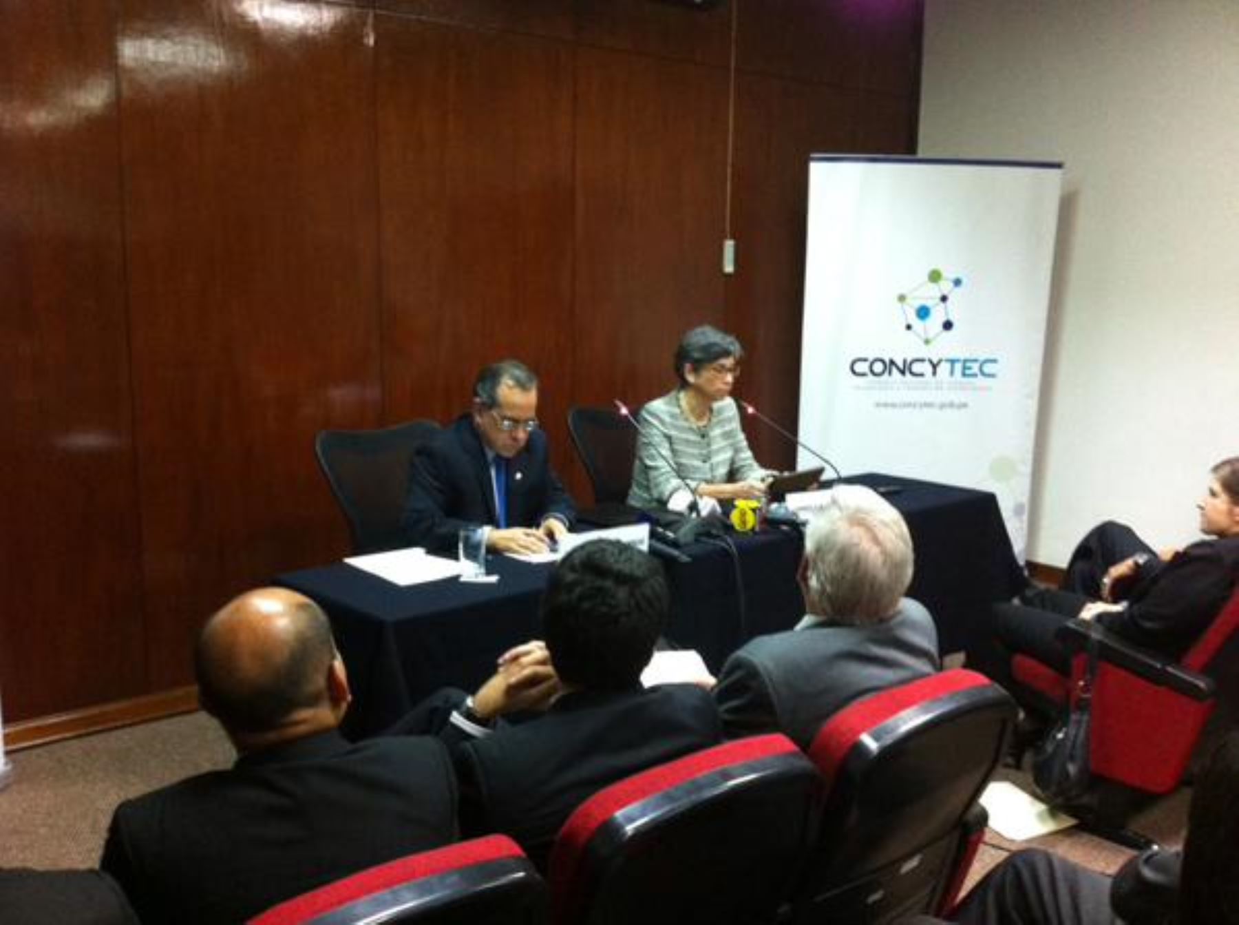 Ministro y titular de Concytec suscribieron convenio a favor de investigación en universidades. Foto: Concytec