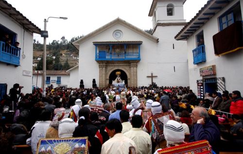 Miles de devotos y viajeros se congregan en Paucartambo para participar de actos por fiesta de la Virgen del Carmen. ANDINA/Percy Hurtado