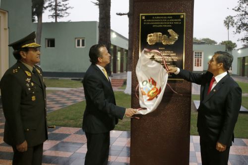 Presidente Ollanta Humala y ministro de Defensa, Jakke Valakivi, develan placa sobre la compra de Lanzadores Núltiples 90B.