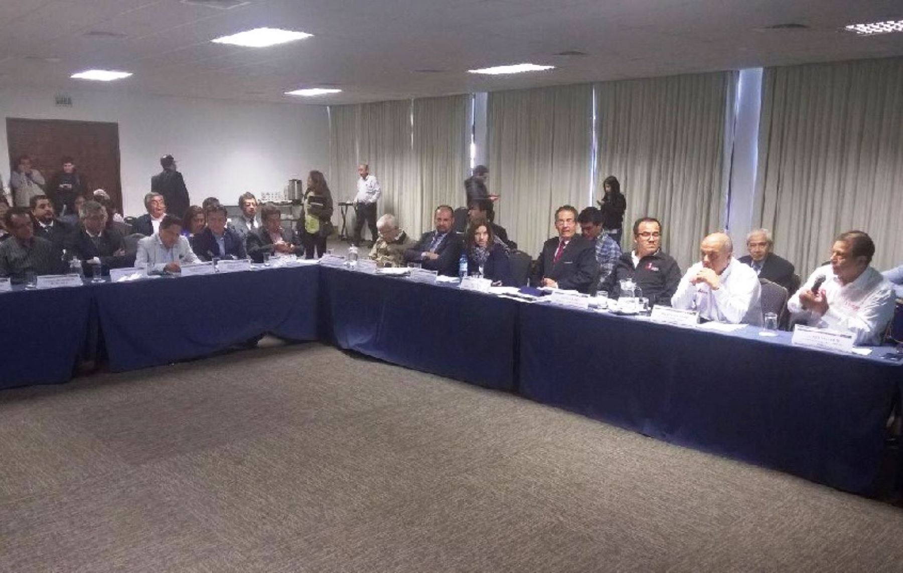 Comitiva ministerial presentó en Trujillo el informe que propone una solución para recuperar el borde costero de la zona.