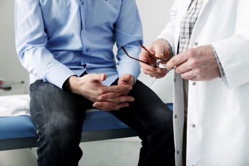 Si bien es cierto afecta con mayor frecuencia a las mujeres, el Virus Papiloma Humano podría causar en los hombres verrugas genitales o algunos tipos de cáncer como: cáncer de pene, ano, garganta, lengua o laringe, los cuales son prevenibles a través de la vacunación contra este virus y una conducta sexual responsable.