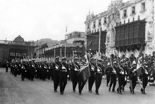 Desfile militar en la Plaza Mayor de Lima (1925). Foto: Andina/El Peruano.