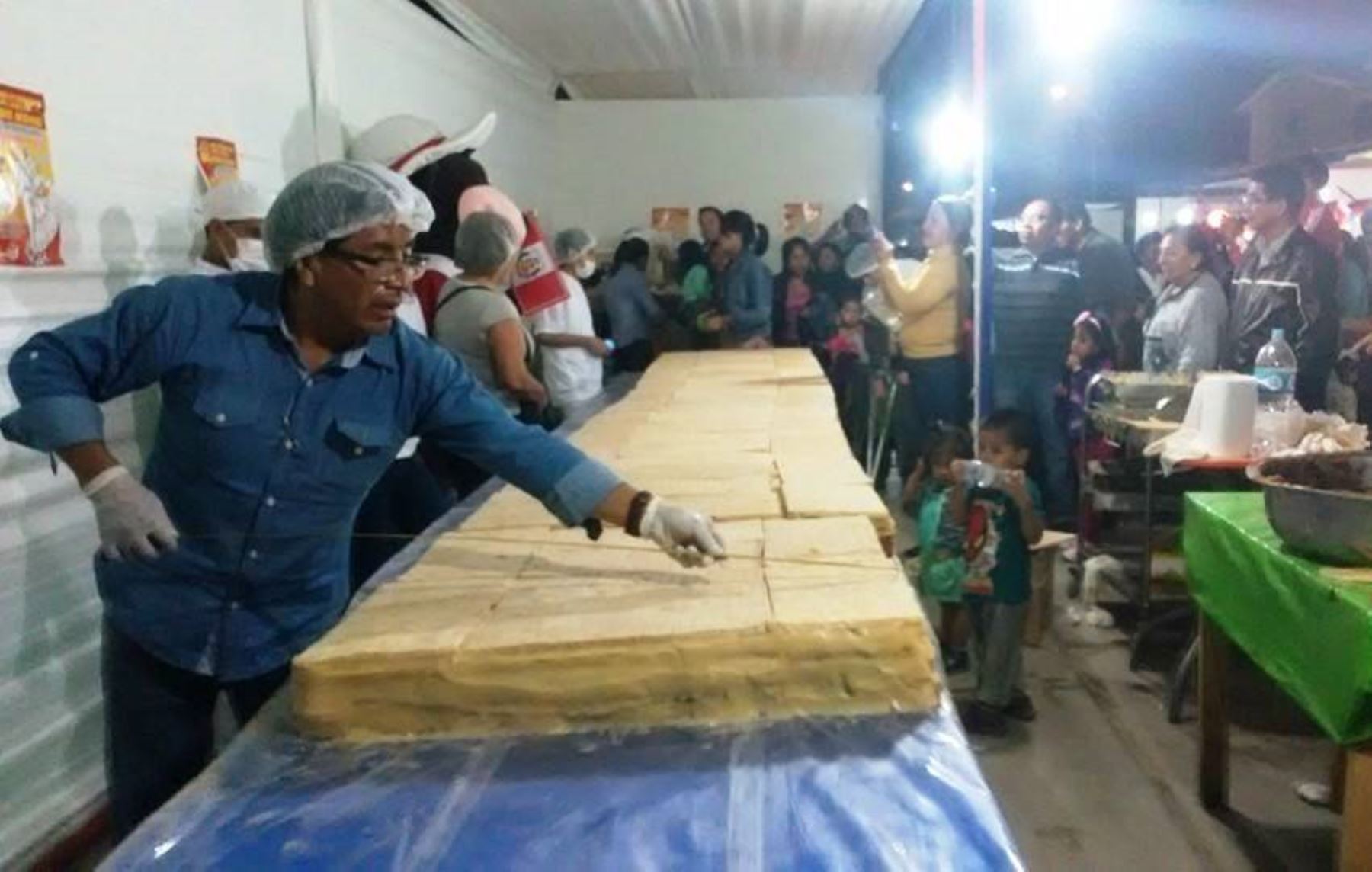 Panaderos de diversas fábricas de king kong de Lambayeque participaron en elaboración del dulce de 900 kilos. ANDINA