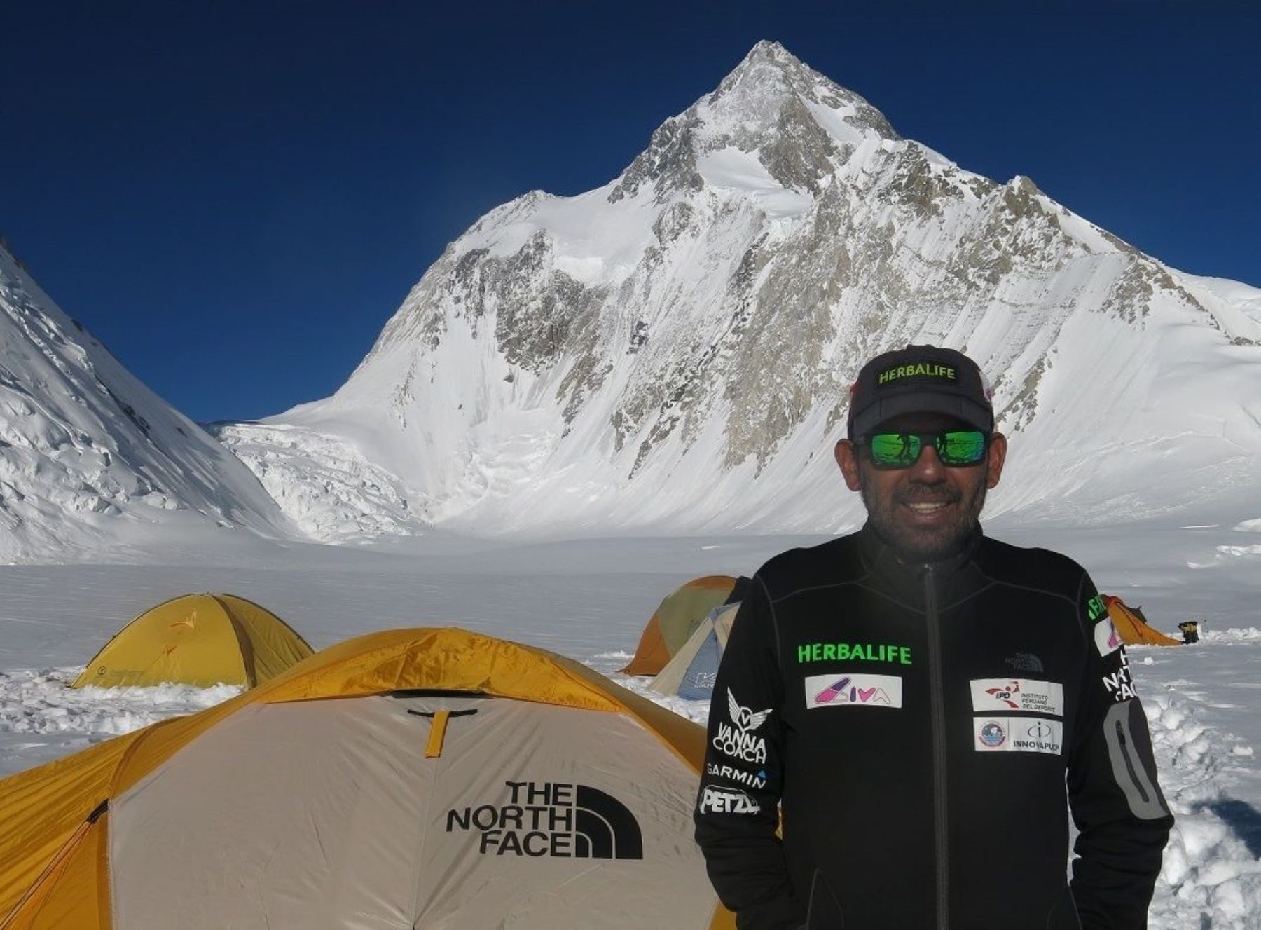 Montañista Richard Hidalgo envía saludo por Fiestas Patrias desde la cumbre del Gasherbrum en Pakistán.