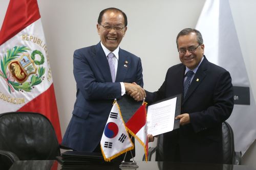 LIMA, PERÚ -  JULIO 30. El ministro de Educación, Jaime Saavedra y su homólogo coreano, Hwang Woo Yea, suscribieron convenio para reforzar enseñanza de matemáticas y ciencias.

Foto: ANDINA/Juan Carlos Guzmán Negrini.