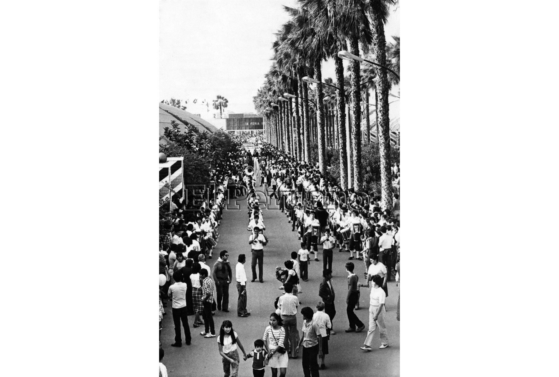 Enormes colas se formaban para poder ingresar al recinto. Foto: Archivo Histórico El Peruano.