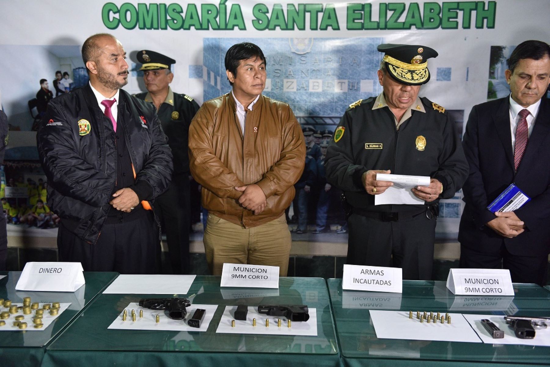 El ministro del Interior, José Pérez Guadalupe; junto al alcalde de San Juan de Lurigancho, Juan Navarro; y autoridades policiales, revela resultados del primer megaoperativo policial en ese distrito.