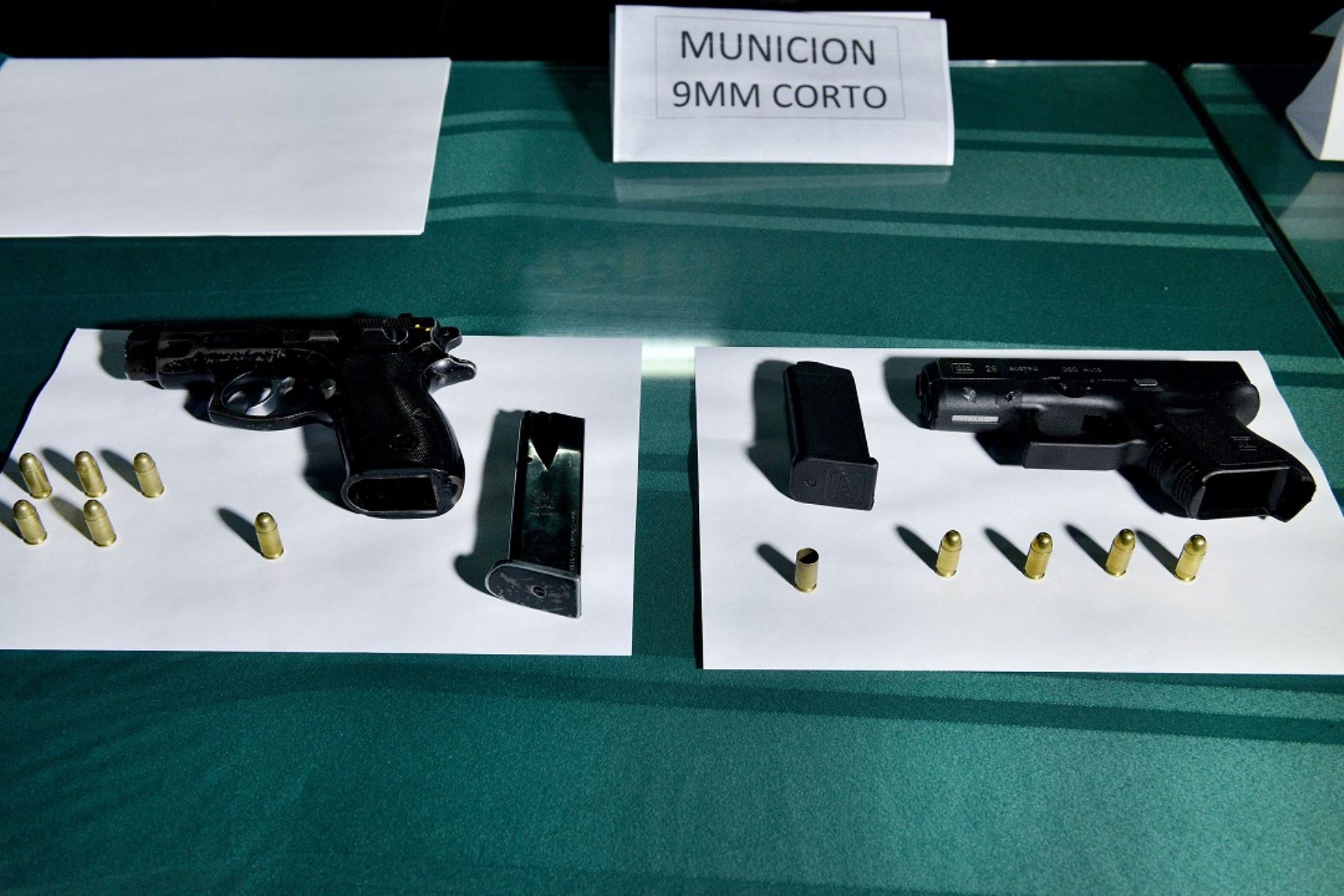 Armas y municiones, así como envoltorios de droga decomisados a delincuentes durante el megaoperativo policial realizado en San Juan de Lurigancho.