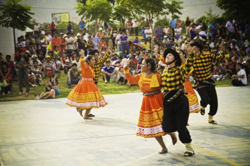 Shows variados habrá en clubes zonales por el Día de la Madre. Foto: ANDINA/Difusión
