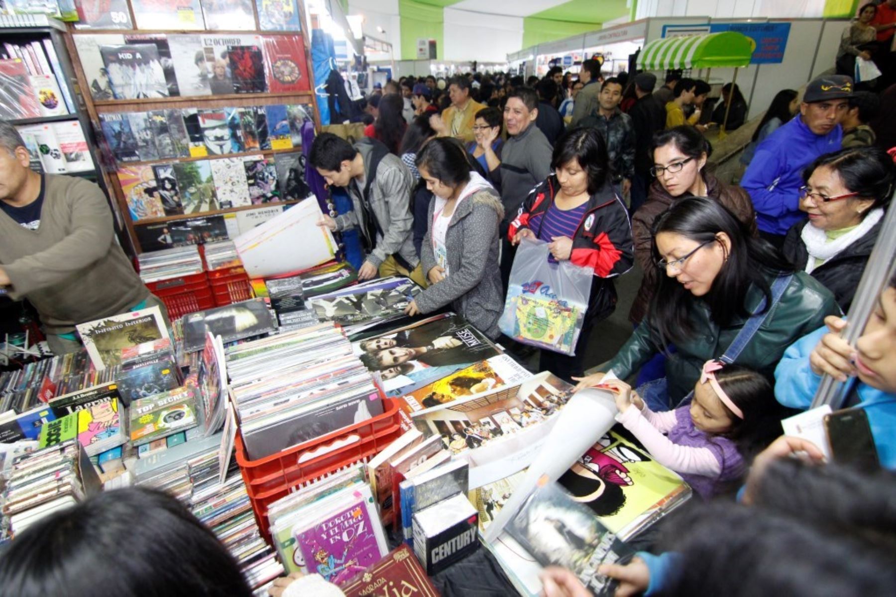 Publico masivo en la FIL de Lima. Foto: FIL