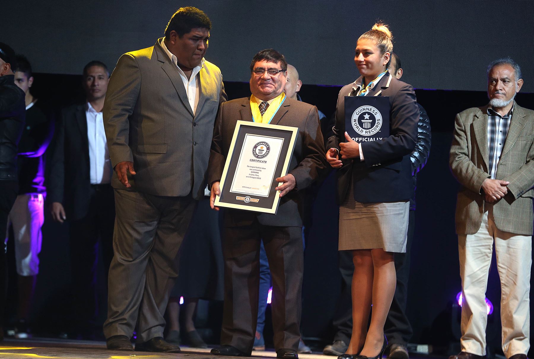 Representantes del Guinness World Records entregan distinción. Foto: ANDINA/Vidal Tarqui.