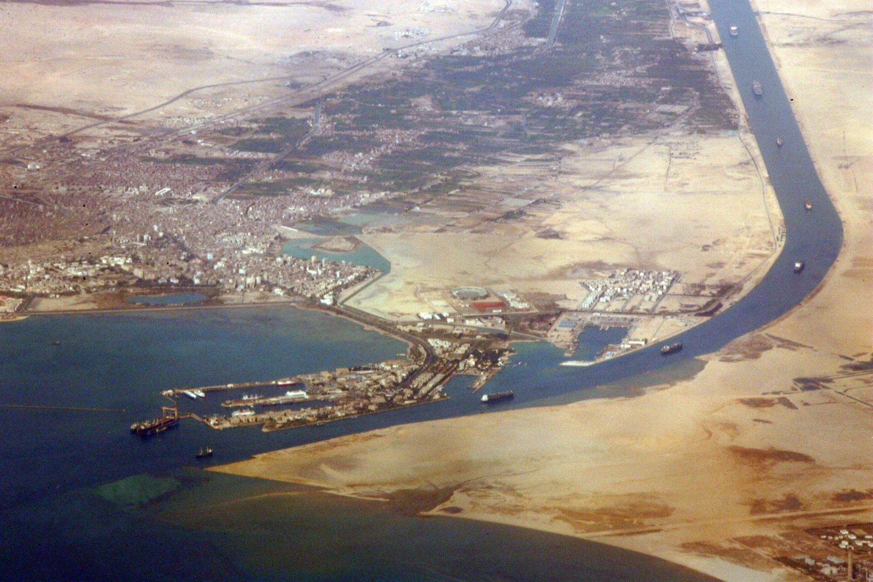 Vista aérea de la entrada del Canal de Suez. Foto: AFP.